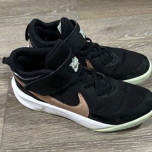 Nike Kids Black and rose gold Sneakers